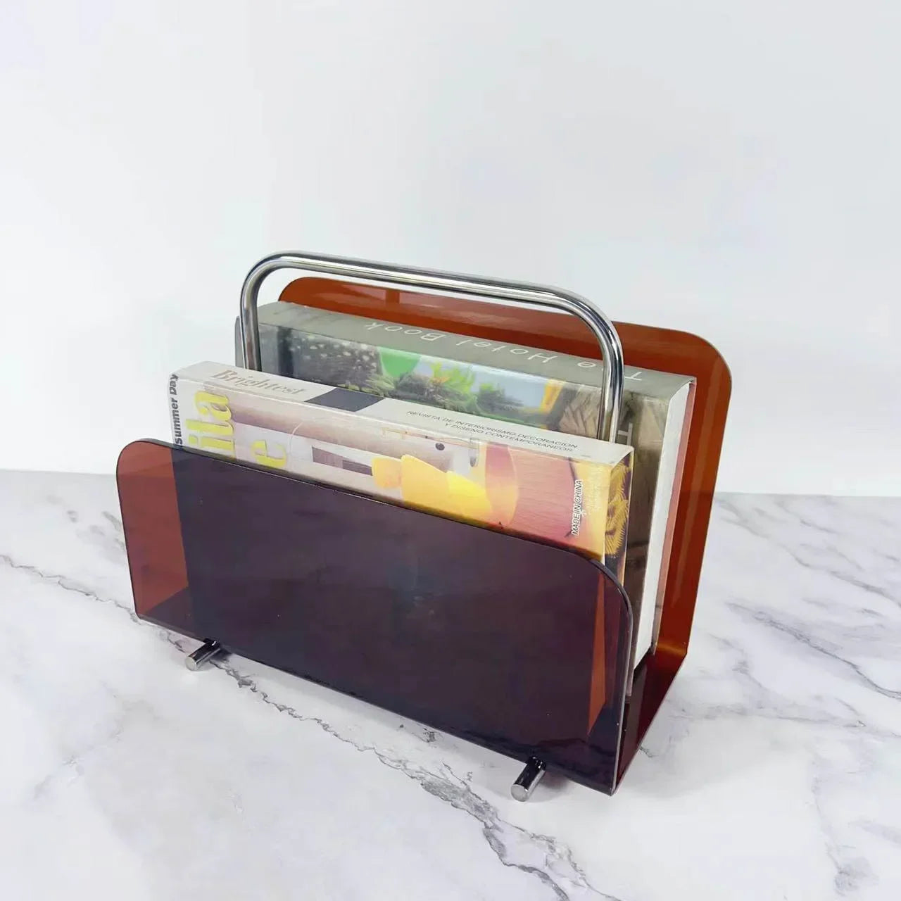 Eleganter Bücher- und Magazinhalter aus Metall und Acryl für eine stilvolle und ordentliche Aufbewahrung von Büchern, Zeitschriften und Dokumenten. Das minimalistische Design passt perfekt ins Homeoffice oder Wohnzimmer und sorgt für mehr Übersicht auf dem Schreibtisch. Robust, langlebig und dekorativ – ideal für moderne Arbeits- und Wohnbereiche.