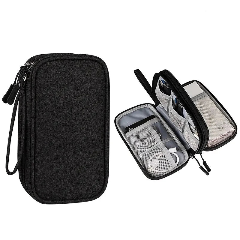 Kabel Organizer Tasche im Home Office auf dem Schreibtisch schwarz