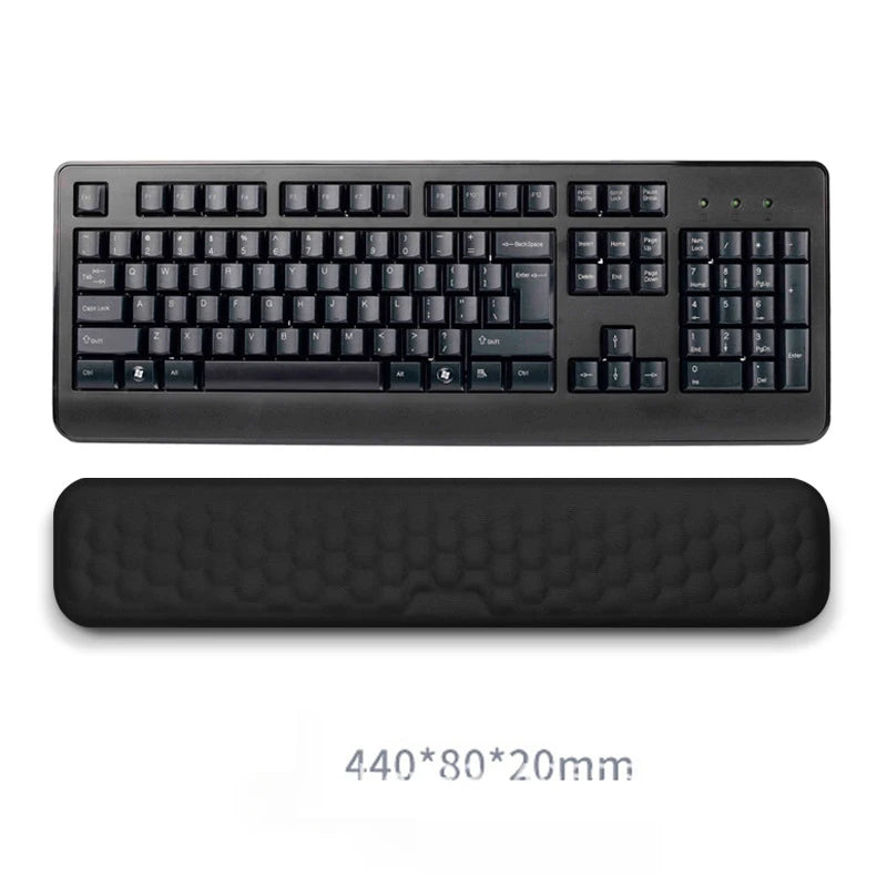 Ergonomisches 2-in-1 Handgelenkauflagen Set – komfortabel arbeiten im Home Office
Dieses hochwertige Set für Tastatur und Maus aus Memory Foam passt sich perfekt an deine Handgelenke an und sorgt für mehr Komfort bei langen Arbeitszeiten. Das ergonomische Design unterstützt eine gesunde Haltung, während die rutschfeste Unterseite Stabilität garantiert. Perfekt für produktives Arbeiten im Home Office, Büro oder beim Gaming.