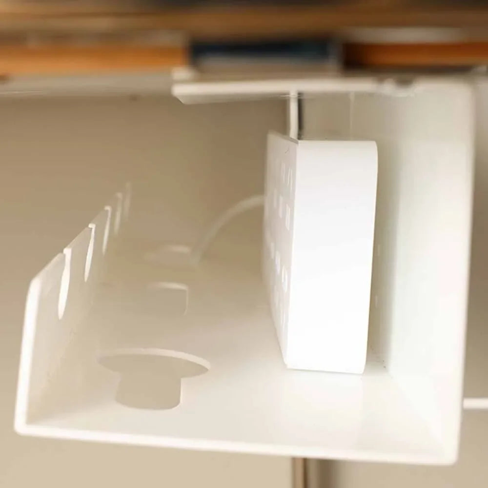 Untertisch Kabelablage aus Metall mit Clamp-Montage ohne Bohren für ordentliches Kabelmanagement am Schreibtisch. Ideal für Steckdosenleisten, Netzteile und Ladegeräte – perfekt für Büro, Homeoffice oder Gaming-Setup.