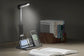 Schreibtischlampe mit Wireless Charging – mehr Komfort im Home Office
Diese smarte LED Lampe vereint Beleuchtung, kabelloses Laden und Organisation in einem modernen Design. Dank verstellbarem Licht, Smartphone-Halterung und integriertem Ladegerät ist sie perfekt für einen produktiven und aufgeräumten Arbeitsplatz im Home Office.