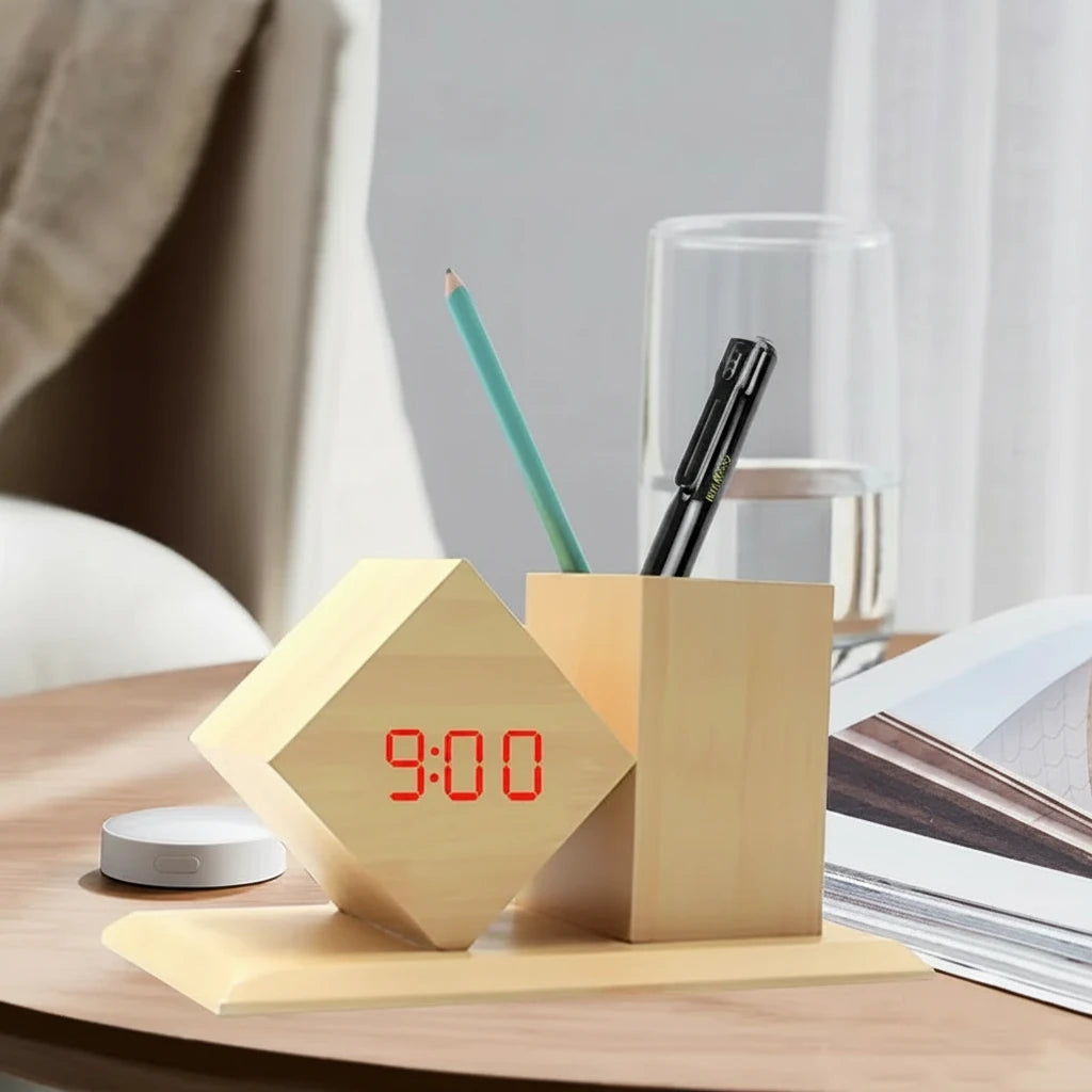 Moderne Holz-Digitaluhr mit integriertem Stiftehalter für mehr Ordnung auf dem Schreibtisch. Das 3-in-1 Design kombiniert LED-Uhr, Organizer und Stiftehalter in einem platzsparenden Gehäuse. Mit USB- oder Batteriebetrieb, natürlicher Holzoptik und praktischer Aufbewahrung ist sie ideal für Homeoffice, Büro oder Arbeitszimmer.
