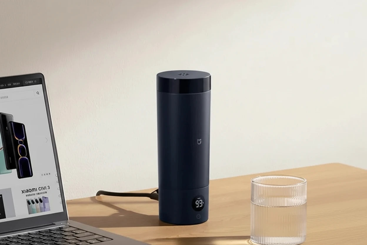 Edelstahl Thermobecher mit auslaufsicherem Verschluss – hält Getränke bis zu 6 Stunden heiß oder kalt. Kompakt, tragbar und ideal für Büro, Reisen, Schule oder Outdoor-Aktivitäten. Robust, zuverlässig und sofort einsatzbereit.