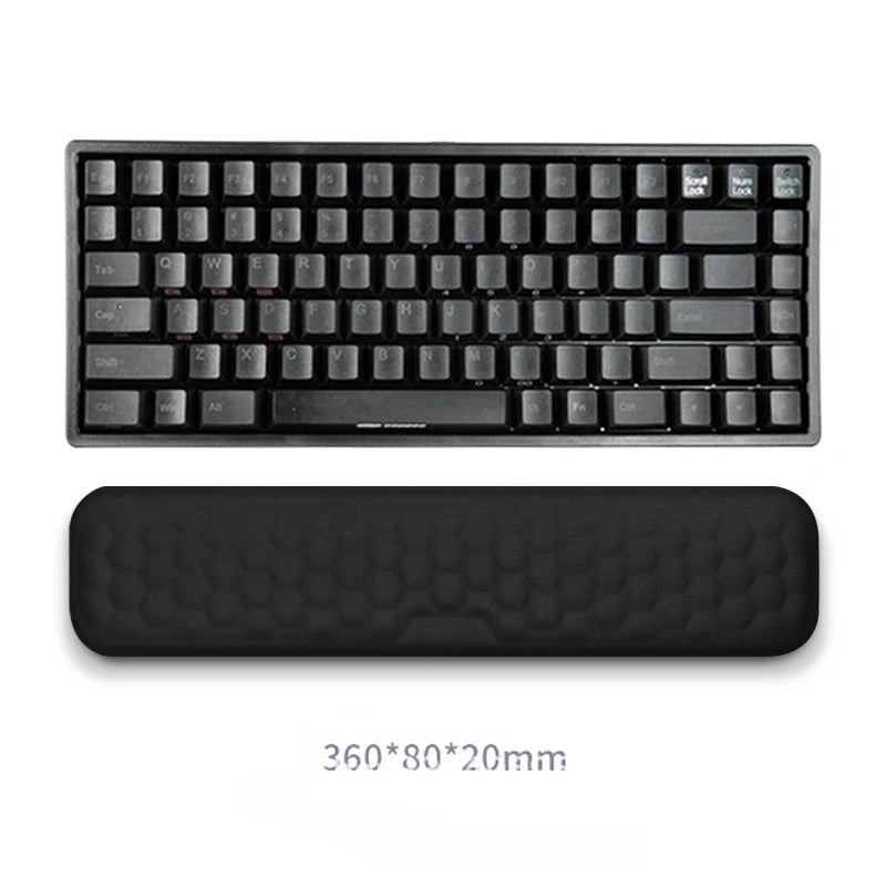 Ergonomisches 2-in-1 Handgelenkauflagen Set – komfortabel arbeiten im Home Office
Dieses hochwertige Set für Tastatur und Maus aus Memory Foam passt sich perfekt an deine Handgelenke an und sorgt für mehr Komfort bei langen Arbeitszeiten. Das ergonomische Design unterstützt eine gesunde Haltung, während die rutschfeste Unterseite Stabilität garantiert. Perfekt für produktives Arbeiten im Home Office, Büro oder beim Gaming.
