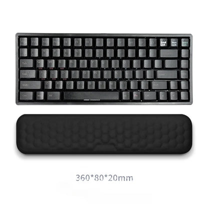 Ergonomisches 2-in-1 Handgelenkauflagen Set – komfortabel arbeiten im Home Office
Dieses hochwertige Set für Tastatur und Maus aus Memory Foam passt sich perfekt an deine Handgelenke an und sorgt für mehr Komfort bei langen Arbeitszeiten. Das ergonomische Design unterstützt eine gesunde Haltung, während die rutschfeste Unterseite Stabilität garantiert. Perfekt für produktives Arbeiten im Home Office, Büro oder beim Gaming.