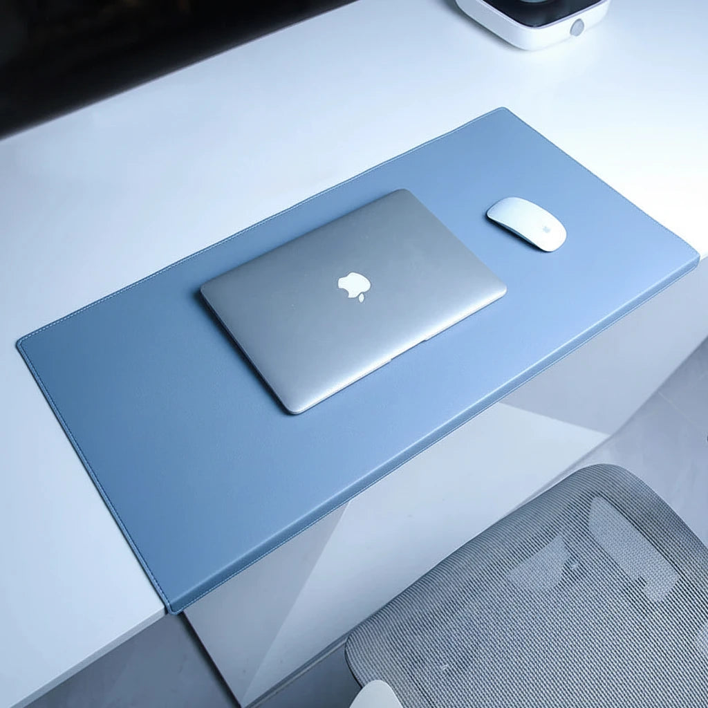 Große ergonomische Schreibtischunterlage mit integrierter Armauflage für mehr Komfort beim Arbeiten, Lernen oder Gaming. Die weiche Polsterung entlastet Handgelenke und Ellenbogen, während die große Fläche Platz für Laptop, Tastatur und Maus bietet. Strapazierfähiges PU-Material, rutschfeste Unterseite und faltbares Design machen sie praktisch, pflegeleicht und ideal für Homeoffice oder Büro.