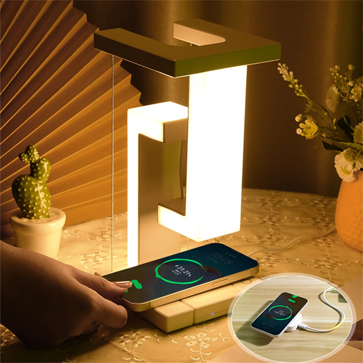 Schwebende Tischlampe mit Wireless Charger – Design trifft Funktion im Home Office
Diese außergewöhnliche LED Lampe mit schwebendem Design ist ein echter Hingucker und bietet gleichzeitig kabelloses Laden, USB-Anschluss und dimmbares Licht. Ideal für alle, die modernes Design und smarte Funktionen in ihrem Home Office oder Schlafzimmer kombinieren möchten.