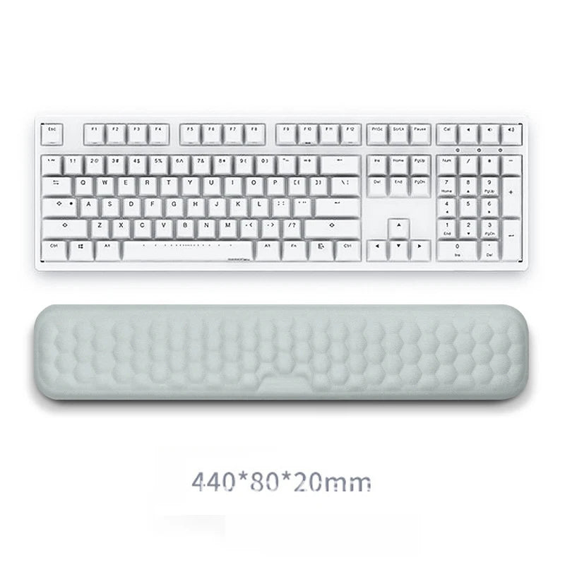 Ergonomisches 2-in-1 Handgelenkauflagen Set – komfortabel arbeiten im Home Office
Dieses hochwertige Set für Tastatur und Maus aus Memory Foam passt sich perfekt an deine Handgelenke an und sorgt für mehr Komfort bei langen Arbeitszeiten. Das ergonomische Design unterstützt eine gesunde Haltung, während die rutschfeste Unterseite Stabilität garantiert. Perfekt für produktives Arbeiten im Home Office, Büro oder beim Gaming.