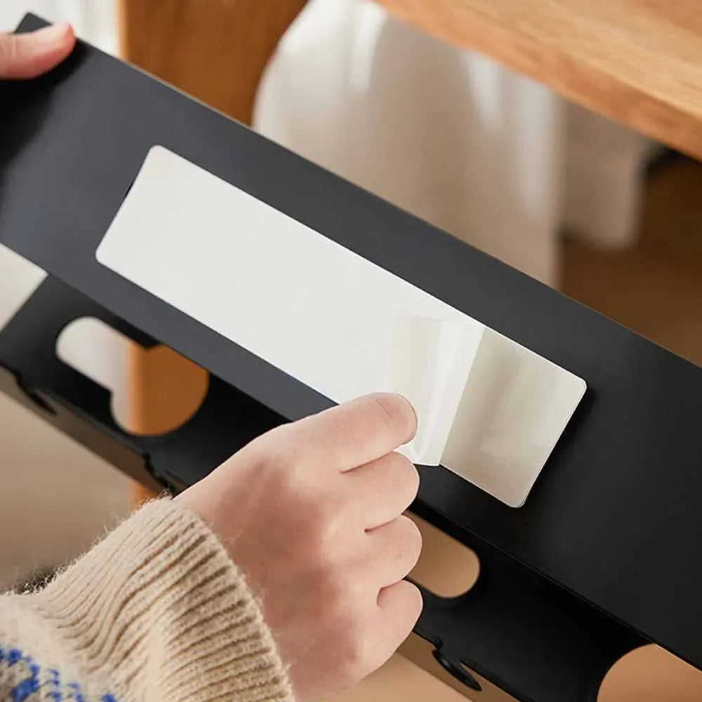 Untertisch Kabelablage aus Metall mit Clamp-Montage ohne Bohren für ordentliches Kabelmanagement am Schreibtisch. Ideal für Steckdosenleisten, Netzteile und Ladegeräte – perfekt für Büro, Homeoffice oder Gaming-Setup.