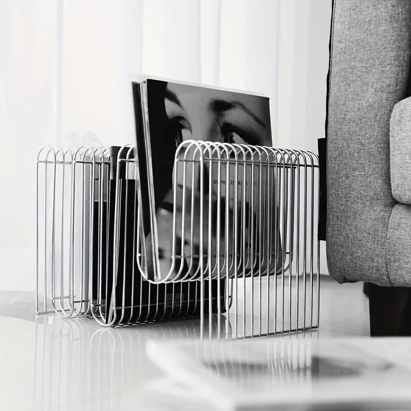 Moderner Tisch mit integriertem Bücherregal für eine platzsparende Kombination aus Arbeitsfläche und Stauraum. Ideal für Homeoffice, Wohnzimmer oder kleine Räume – bietet Platz für Bücher, Dokumente und Zubehör. Das minimalistische Design, die stabile Konstruktion und die vielseitige Nutzung machen ihn zur praktischen Lösung für einen organisierten Arbeitsplatz.