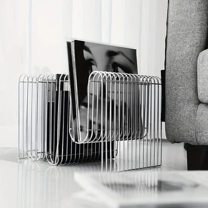 Moderner Tisch mit integriertem Bücherregal für eine platzsparende Kombination aus Arbeitsfläche und Stauraum. Ideal für Homeoffice, Wohnzimmer oder kleine Räume – bietet Platz für Bücher, Dokumente und Zubehör. Das minimalistische Design, die stabile Konstruktion und die vielseitige Nutzung machen ihn zur praktischen Lösung für einen organisierten Arbeitsplatz.