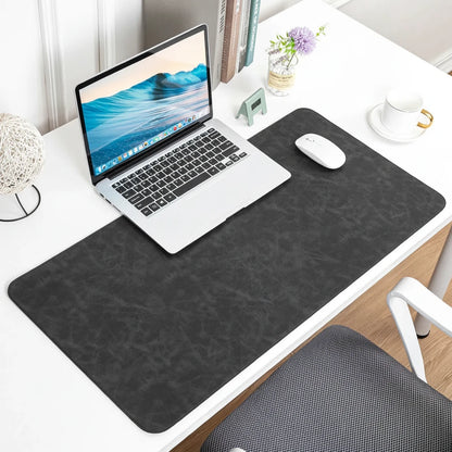 Große Schreibtischunterlage aus Leder – perfektes Setup für dein Home Office
Diese elegante Schreibtischunterlage aus Kunstleder kombiniert Schutz, Komfort und modernes Design. Die glatte Oberfläche ermöglicht präzise Mausbewegungen und ein angenehmes Schreibgefühl, während sie deinen Schreibtisch vor Abnutzung schützt. Perfekt für ein stilvolles und produktives Home Office.