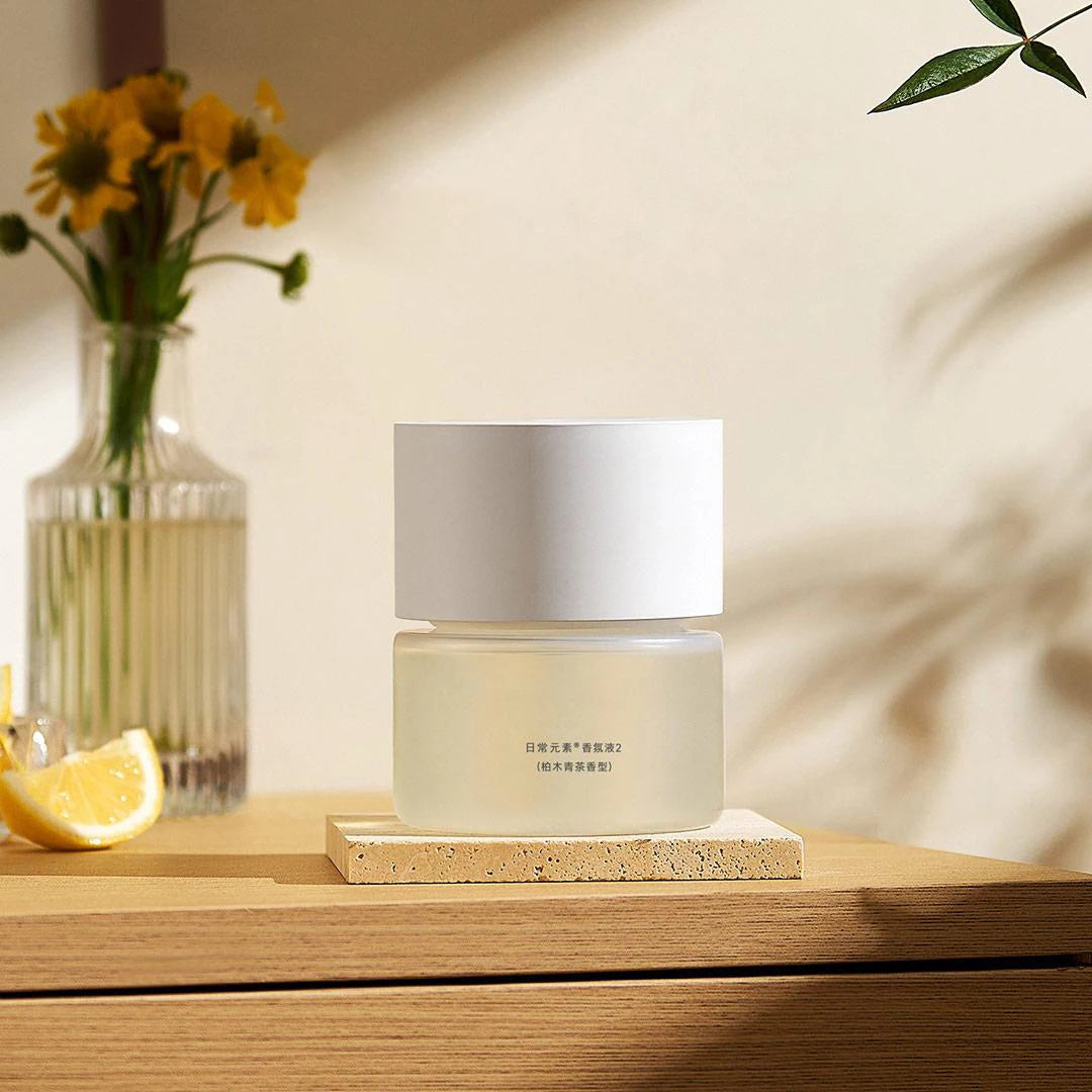 MIJIA Smart Scent Diffuser 2 für Zuhause, Büro oder Schlafzimmer. Mit zwei exklusiven Düften (Wood Tea & Lychee), 3 Duftintensitäten, pflanzenbasierten ätherischen Ölen, leisen Betrieb, stimmungsvoller Ambient-Beleuchtung und extra langer Akkulaufzeit bis zu 60 Tagen. Elegant, smart und entspannend.
