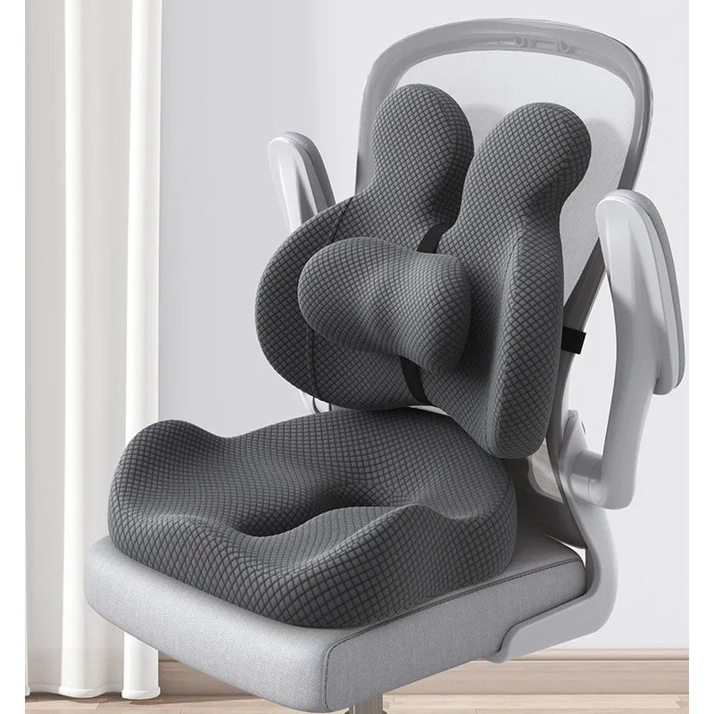 Ergonomisches Sitz- und Rückenkissen aus Memory-Schaum für Zuhause oder Büro. Unterstützt Rücken und Taille, fördert eine aufrechte Sitzhaltung und sorgt dank weichem, atmungsaktivem Bezug für langanhaltenden Komfort auf Stühlen, Sofas oder Sesseln.