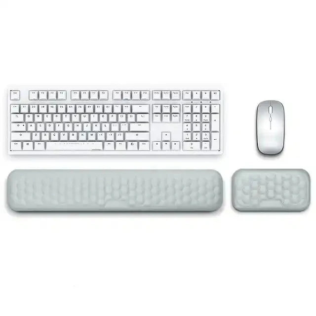 Ergonomisches 2-in-1 Handgelenkauflagen Set – komfortabel arbeiten im Home Office
Dieses hochwertige Set für Tastatur und Maus aus Memory Foam passt sich perfekt an deine Handgelenke an und sorgt für mehr Komfort bei langen Arbeitszeiten. Das ergonomische Design unterstützt eine gesunde Haltung, während die rutschfeste Unterseite Stabilität garantiert. Perfekt für produktives Arbeiten im Home Office, Büro oder beim Gaming.