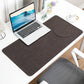 Große Schreibtischunterlage aus Leder – perfektes Setup für dein Home Office
Diese elegante Schreibtischunterlage aus Kunstleder kombiniert Schutz, Komfort und modernes Design. Die glatte Oberfläche ermöglicht präzise Mausbewegungen und ein angenehmes Schreibgefühl, während sie deinen Schreibtisch vor Abnutzung schützt. Perfekt für ein stilvolles und produktives Home Office.
