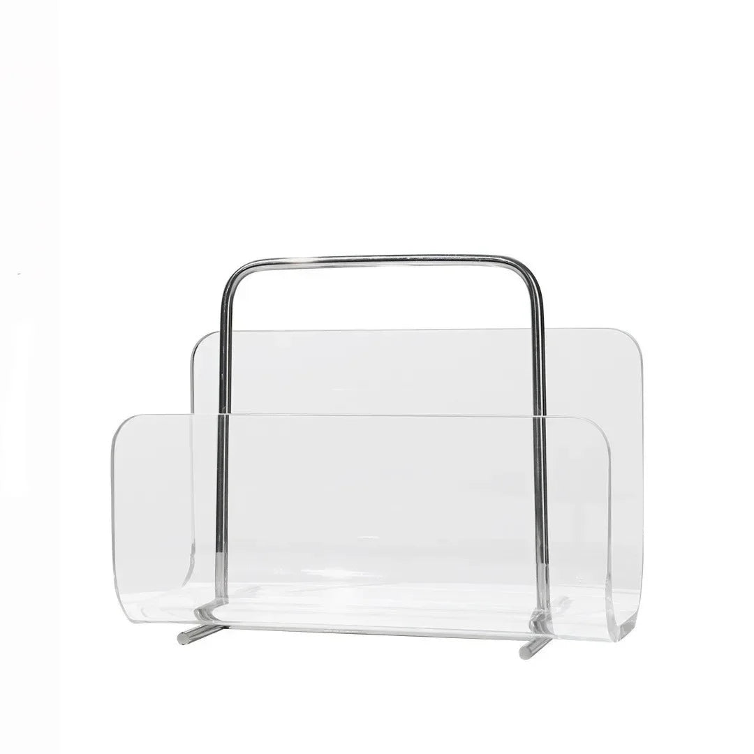 Eleganter Bücher- und Magazinhalter aus Metall und Acryl für eine stilvolle und ordentliche Aufbewahrung von Büchern, Zeitschriften und Dokumenten. Das minimalistische Design passt perfekt ins Homeoffice oder Wohnzimmer und sorgt für mehr Übersicht auf dem Schreibtisch. Robust, langlebig und dekorativ – ideal für moderne Arbeits- und Wohnbereiche.