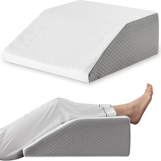 Ergonomisches Beinkissen aus Memory Foam zur komfortablen Hochlagerung der Beine beim Schlafen oder Entspannen. Unterstützt eine natürliche Liegeposition, entlastet Beine und Hüfte und sorgt für mehr Komfort bei Rücken- und Seitenschläfern.