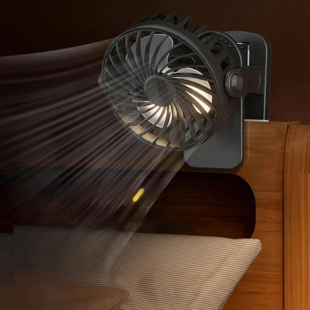 Tragbarer Clip-Ventilator mit 720° Rotation für flexible Luftzirkulation in jedem Winkel. Mit 3 Geschwindigkeitsstufen und integriertem LED-Nachtlicht sorgt er für Komfort bei Tag und Nacht. Dank Clip-, Tisch- oder Wandmontage vielseitig einsetzbar im Homeoffice, Schlafzimmer oder unterwegs. Wiederaufladbar per USB, kompakt und leicht – ideal für Reisen, Büro und Camping.