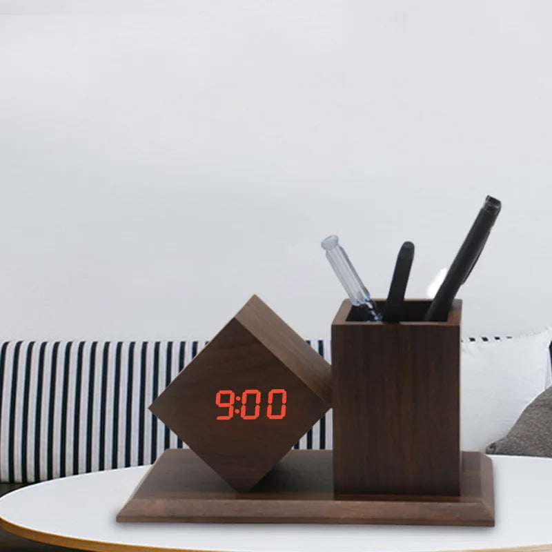 Moderne Holz-Digitaluhr mit integriertem Stiftehalter für mehr Ordnung auf dem Schreibtisch. Das 3-in-1 Design kombiniert LED-Uhr, Organizer und Stiftehalter in einem platzsparenden Gehäuse. Mit USB- oder Batteriebetrieb, natürlicher Holzoptik und praktischer Aufbewahrung ist sie ideal für Homeoffice, Büro oder Arbeitszimmer.

