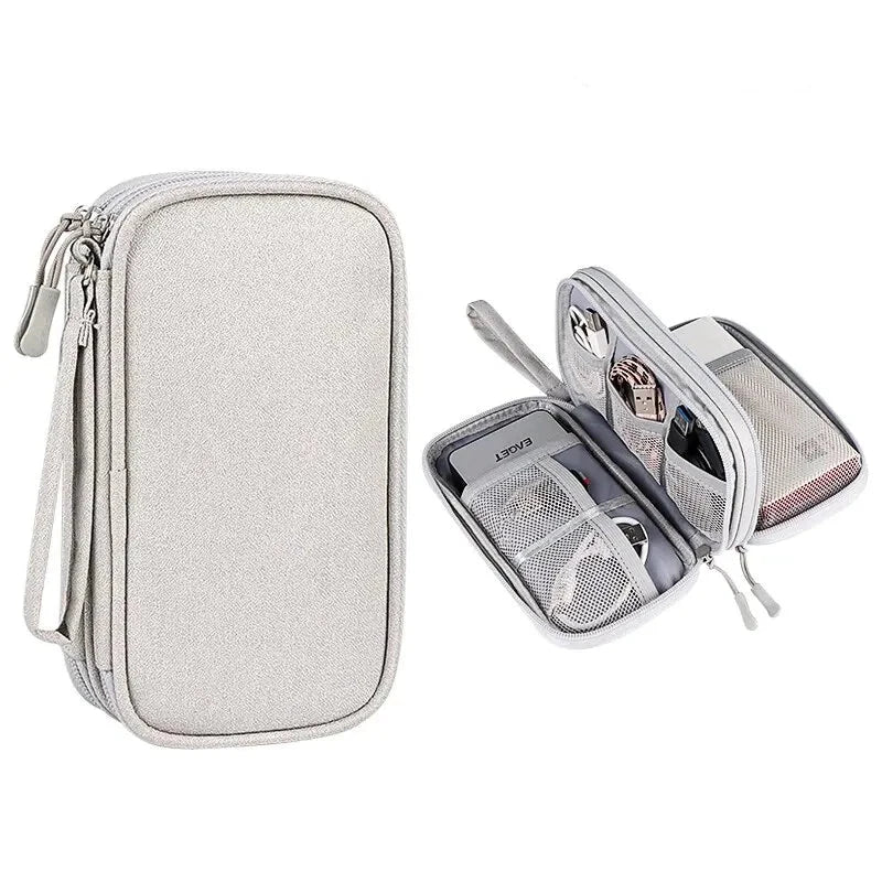 Kabel Organizer Tasche im Home Office auf dem Schreibtisch grau