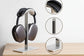 Eleganter Kopfhörerständer aus Aluminiumlegierung für sichere Aufbewahrung von Over-Ear-Headsets wie AirPods Max. Stabiler Desktop-Stand mit rutschfesten Silikonpads – ideal für Schreibtisch, Gaming-Setup oder Homeoffice