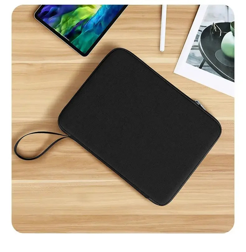Leichte Tablet-Handtasche aus robustem Nylon für Tablets von 9–11 Zoll. Mit gepolstertem Schutz, praktischer Innenaufteilung und wasserabweisendem Design – ideal für Alltag, Reisen und Business.