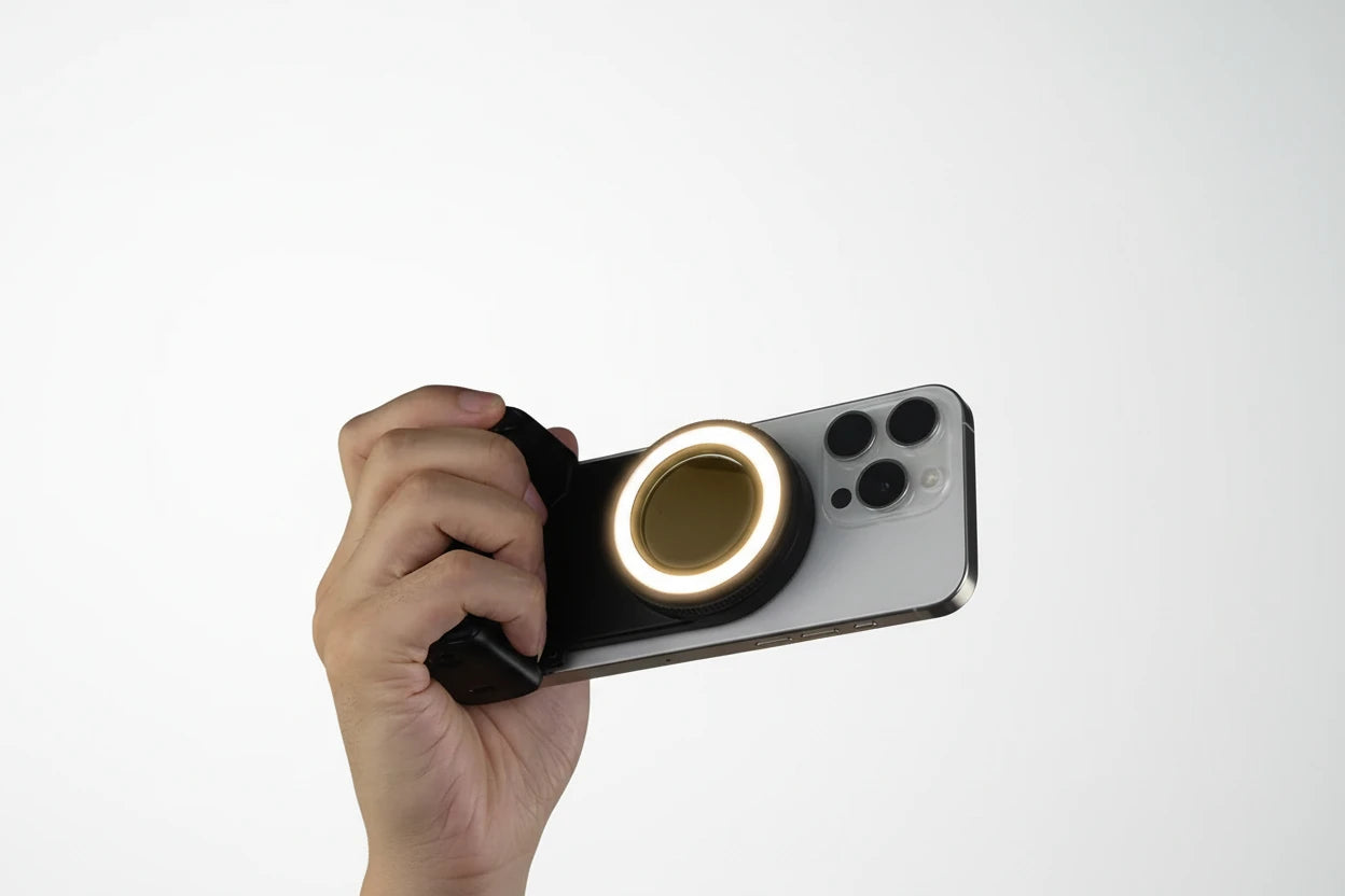 Multifunktionaler Selfie-Grip mit starker Magnetfixierung, Anti-Shake-Technologie und abnehmbarer Bluetooth-Fernbedienung. Mit integriertem Fill-Light für stabile Fotos, Videos und Social-Media-Content – flexibel, kompakt und professionell.