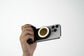 Multifunktionaler Selfie-Grip mit starker Magnetfixierung, Anti-Shake-Technologie und abnehmbarer Bluetooth-Fernbedienung. Mit integriertem Fill-Light für stabile Fotos, Videos und Social-Media-Content – flexibel, kompakt und professionell.