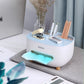 Moderne Taschentuchbox mit integriertem Organizer für mehr Ordnung und Komfort im Büro, Homeoffice oder Zuhause. Das 2-in-1 Design bietet Platz für Taschentücher, Smartphone, Stifte, Kabel und kleine Accessoires. Wasserfest, pflegeleicht und mit minimalistischem Design – ideal für einen aufgeräumten Arbeitsplatz oder Wohnbereich.