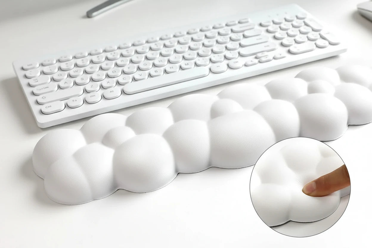 Ergonomisches Mauspad mit Handgelenkauflage – mehr Komfort im Home Office
Dieses hochwertige Mauspad mit integrierter Handgelenkauflage aus Memory Foam passt sich optimal an und entlastet dein Handgelenk bei langen Arbeitszeiten. Die rutschfeste Unterseite sorgt für Stabilität, während die wasserabweisende Oberfläche leicht zu reinigen ist. Perfekt für produktives Arbeiten im Home Office, Büro oder beim Gaming.