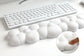Ergonomisches Mauspad mit Handgelenkauflage – mehr Komfort im Home Office
Dieses hochwertige Mauspad mit integrierter Handgelenkauflage aus Memory Foam passt sich optimal an und entlastet dein Handgelenk bei langen Arbeitszeiten. Die rutschfeste Unterseite sorgt für Stabilität, während die wasserabweisende Oberfläche leicht zu reinigen ist. Perfekt für produktives Arbeiten im Home Office, Büro oder beim Gaming.