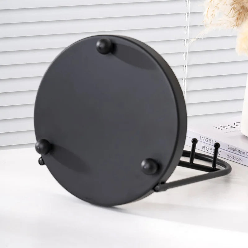 Moderner Schlüsselhalter aus Metall für eine ordentliche Aufbewahrung von Schlüsseln, Schmuck, Karten und kleinen Accessoires. Das mehrschichtige Design mit praktischen Haken bietet viel Stauraum und kann flexibel an der Wand oder auf dem Tisch genutzt werden. Platzsparend, robust und ideal für Flur, Homeoffice, Büro oder Schlafzimmer.