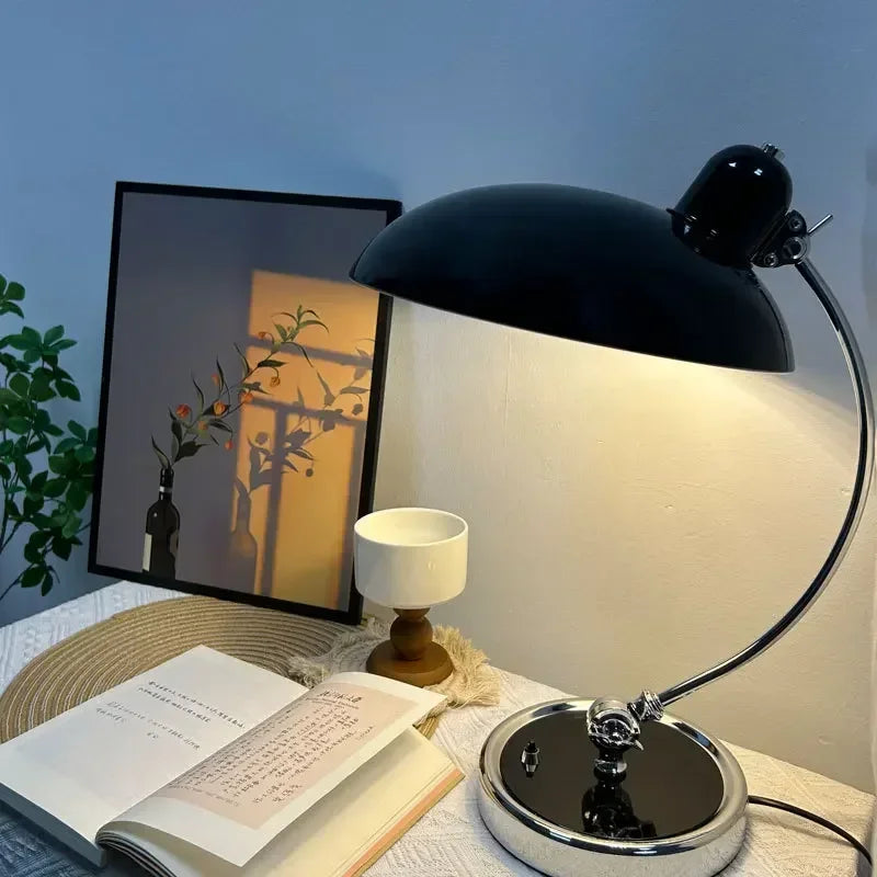 Moderne Tischlampe im Bauhaus- und Nordic-Design – stilvolles Licht für dein Home Office
Diese elegante Tischlampe vereint zeitloses Design mit praktischer Funktionalität. Die verstellbare Lichtausrichtung sorgt für optimalen Komfort beim Arbeiten, während das minimalistische Design jeden Raum optisch aufwertet. Perfekt für ein modernes und gemütliches Home Office.