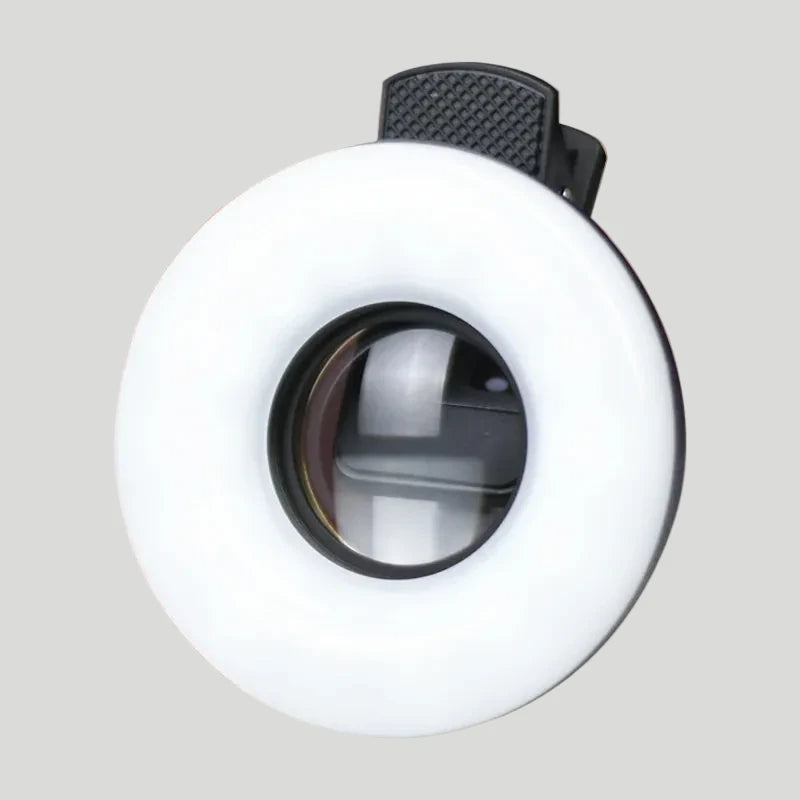 Kompakte LED-Selfie-Lampe mit integrierter 15-fach Makro-Linse für detailreiche Nahaufnahmen, Vlogs, Livestreams und Fotos. Einfach anzuklipsen, leicht zu transportieren und sofort einsatzbereit.