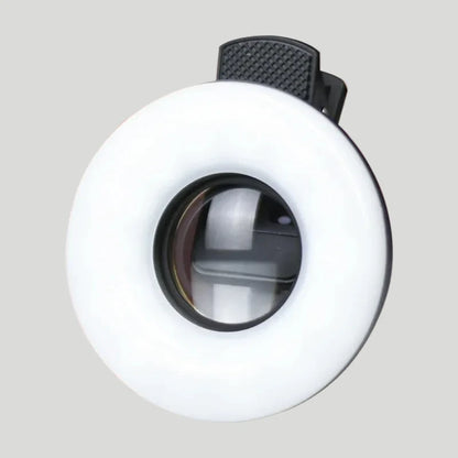 Kompakte LED-Selfie-Lampe mit integrierter 15-fach Makro-Linse für detailreiche Nahaufnahmen, Vlogs, Livestreams und Fotos. Einfach anzuklipsen, leicht zu transportieren und sofort einsatzbereit.