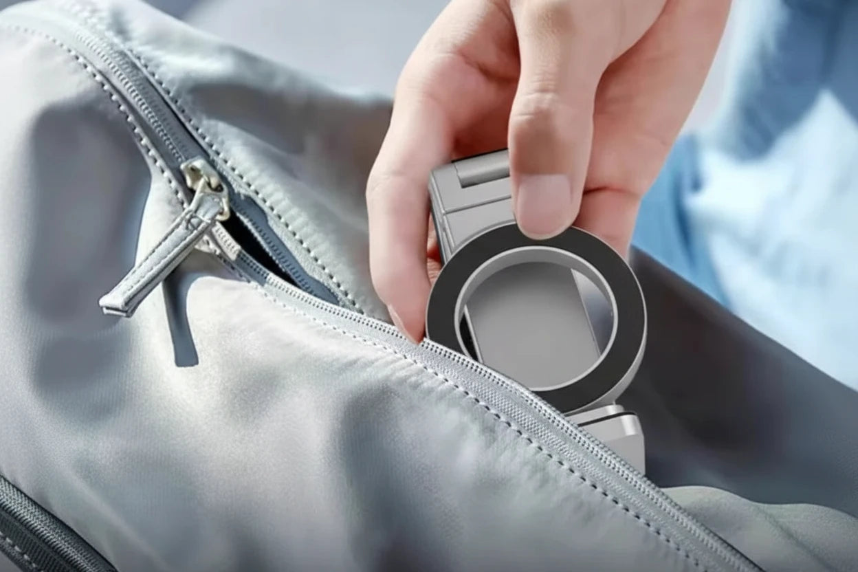 Kompakter magnetischer Handyhalter für Reisen mit MagSafe-Befestigung und 360° verstellbarem Winkel. Ideal für Flugzeug, Zug oder Büro – ermöglicht freihändiges Streamen, Arbeiten oder Videoanrufe unterwegs.