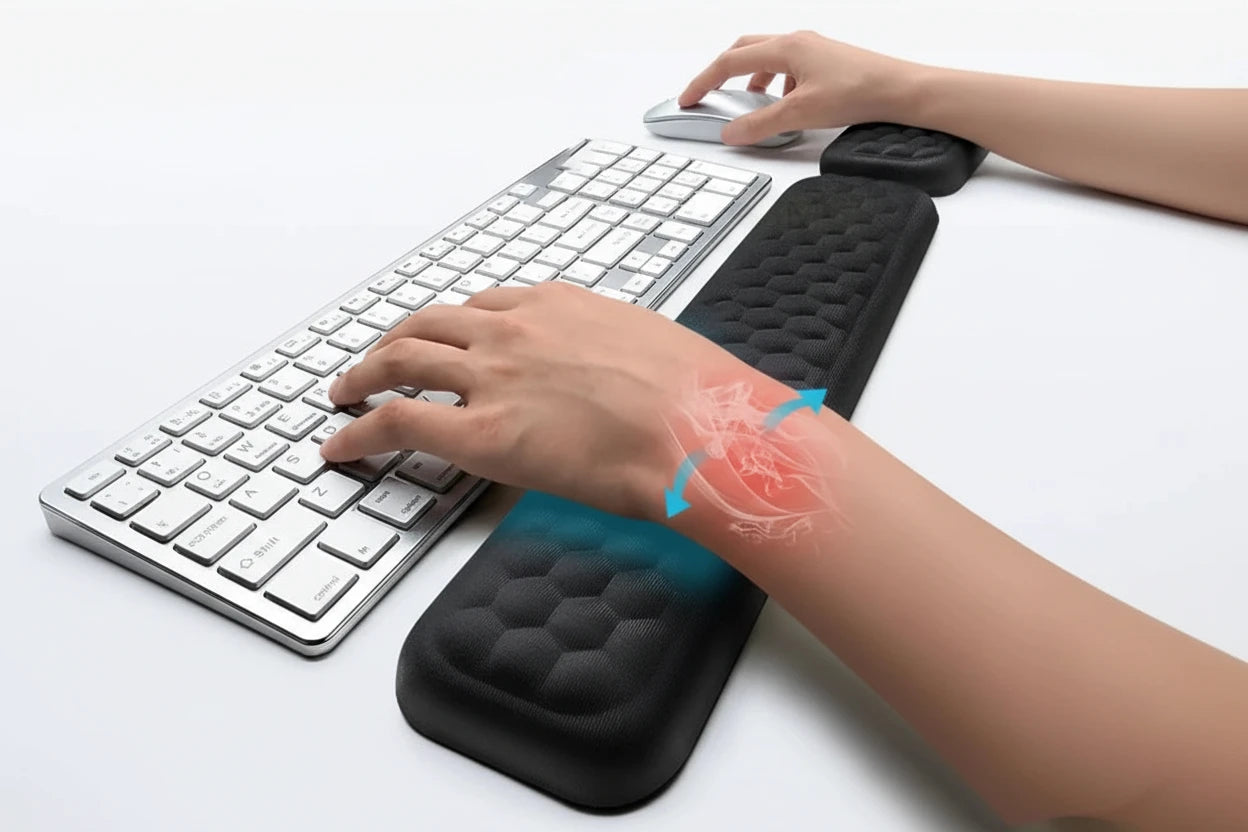 Ergonomisches 2-in-1 Handgelenkauflagen Set – komfortabel arbeiten im Home Office
Dieses hochwertige Set für Tastatur und Maus aus Memory Foam passt sich perfekt an deine Handgelenke an und sorgt für mehr Komfort bei langen Arbeitszeiten. Das ergonomische Design unterstützt eine gesunde Haltung, während die rutschfeste Unterseite Stabilität garantiert. Perfekt für produktives Arbeiten im Home Office, Büro oder beim Gaming.