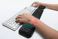 Ergonomisches 2-in-1 Handgelenkauflagen Set – komfortabel arbeiten im Home Office
Dieses hochwertige Set für Tastatur und Maus aus Memory Foam passt sich perfekt an deine Handgelenke an und sorgt für mehr Komfort bei langen Arbeitszeiten. Das ergonomische Design unterstützt eine gesunde Haltung, während die rutschfeste Unterseite Stabilität garantiert. Perfekt für produktives Arbeiten im Home Office, Büro oder beim Gaming.