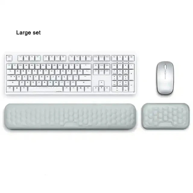 Ergonomisches 2-in-1 Handgelenkauflagen Set – komfortabel arbeiten im Home Office
Dieses hochwertige Set für Tastatur und Maus aus Memory Foam passt sich perfekt an deine Handgelenke an und sorgt für mehr Komfort bei langen Arbeitszeiten. Das ergonomische Design unterstützt eine gesunde Haltung, während die rutschfeste Unterseite Stabilität garantiert. Perfekt für produktives Arbeiten im Home Office, Büro oder beim Gaming.