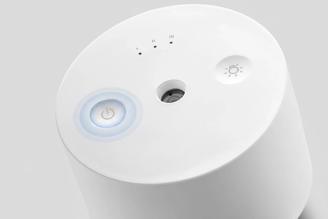 MIJIA Smart Scent Diffuser 2 für Zuhause, Büro oder Schlafzimmer. Mit zwei exklusiven Düften (Wood Tea & Lychee), 3 Duftintensitäten, pflanzenbasierten ätherischen Ölen, leisen Betrieb, stimmungsvoller Ambient-Beleuchtung und extra langer Akkulaufzeit bis zu 60 Tagen. Elegant, smart und entspannend.
