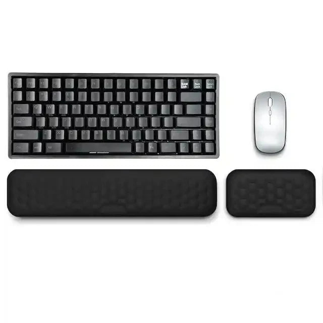 Ergonomisches 2-in-1 Handgelenkauflagen Set – komfortabel arbeiten im Home Office
Dieses hochwertige Set für Tastatur und Maus aus Memory Foam passt sich perfekt an deine Handgelenke an und sorgt für mehr Komfort bei langen Arbeitszeiten. Das ergonomische Design unterstützt eine gesunde Haltung, während die rutschfeste Unterseite Stabilität garantiert. Perfekt für produktives Arbeiten im Home Office, Büro oder beim Gaming.