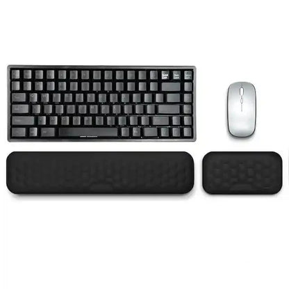 Ergonomisches 2-in-1 Handgelenkauflagen Set – komfortabel arbeiten im Home Office
Dieses hochwertige Set für Tastatur und Maus aus Memory Foam passt sich perfekt an deine Handgelenke an und sorgt für mehr Komfort bei langen Arbeitszeiten. Das ergonomische Design unterstützt eine gesunde Haltung, während die rutschfeste Unterseite Stabilität garantiert. Perfekt für produktives Arbeiten im Home Office, Büro oder beim Gaming.