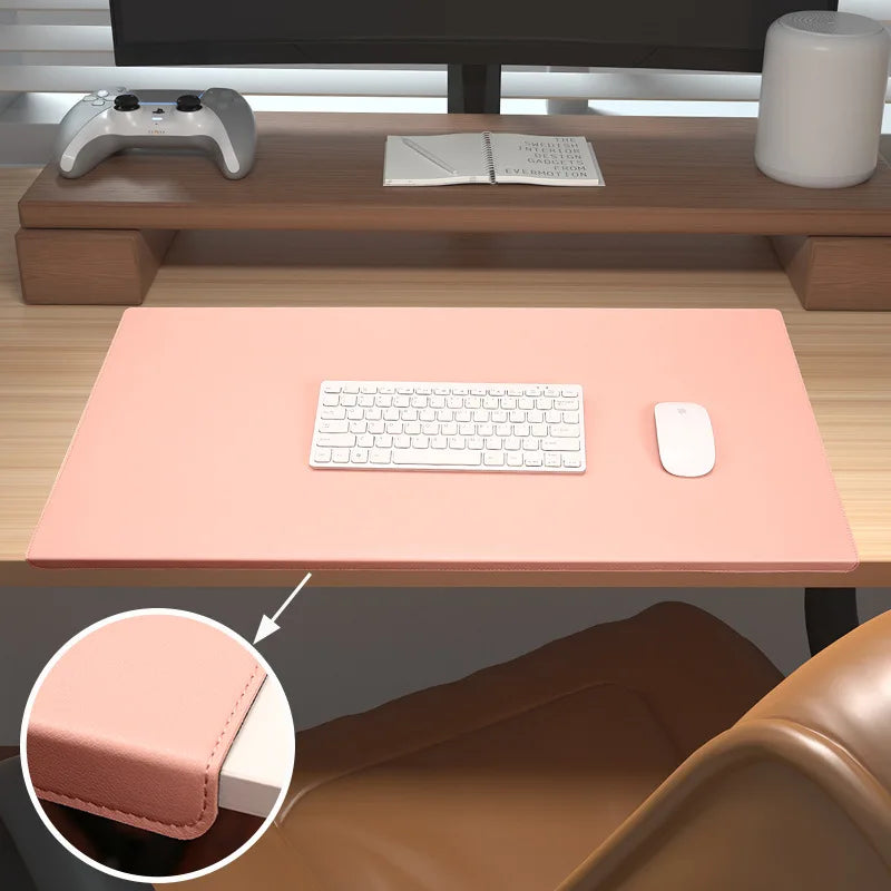 Große ergonomische Schreibtischunterlage mit integrierter Armauflage für mehr Komfort beim Arbeiten, Lernen oder Gaming. Die weiche Polsterung entlastet Handgelenke und Ellenbogen, während die große Fläche Platz für Laptop, Tastatur und Maus bietet. Strapazierfähiges PU-Material, rutschfeste Unterseite und faltbares Design machen sie praktisch, pflegeleicht und ideal für Homeoffice oder Büro.