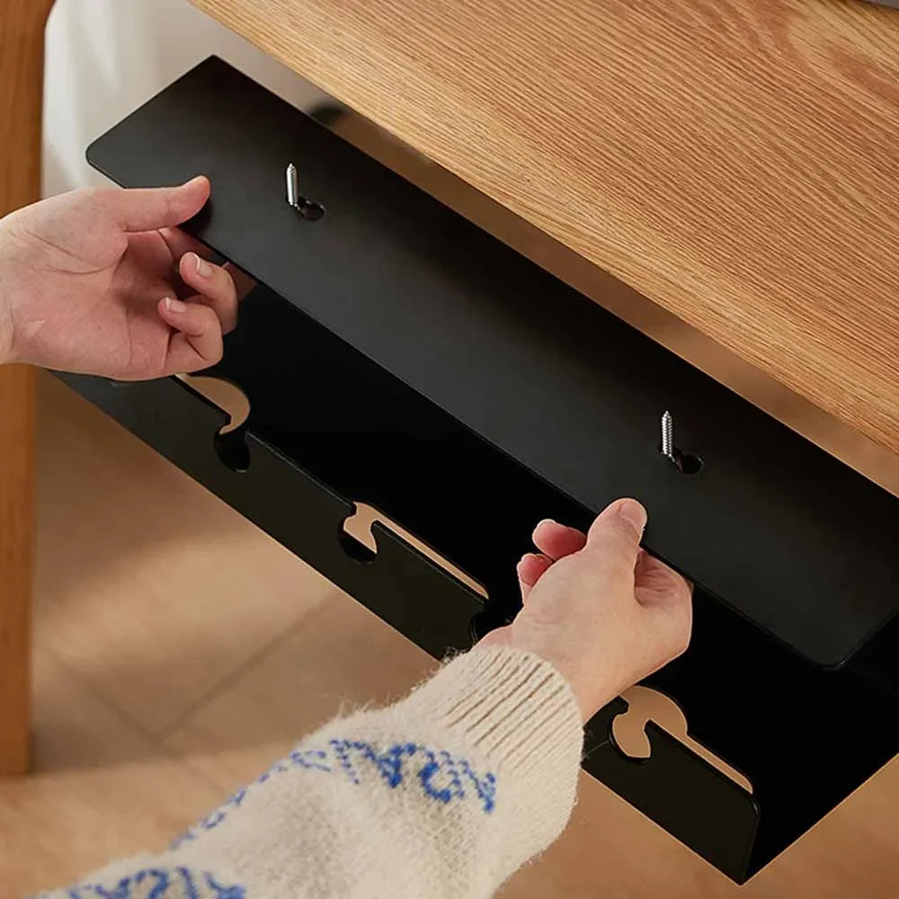 Untertisch Kabelablage aus Metall mit Clamp-Montage ohne Bohren für ordentliches Kabelmanagement am Schreibtisch. Ideal für Steckdosenleisten, Netzteile und Ladegeräte – perfekt für Büro, Homeoffice oder Gaming-Setup.