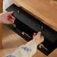 Untertisch Kabelablage aus Metall mit Clamp-Montage ohne Bohren für ordentliches Kabelmanagement am Schreibtisch. Ideal für Steckdosenleisten, Netzteile und Ladegeräte – perfekt für Büro, Homeoffice oder Gaming-Setup.