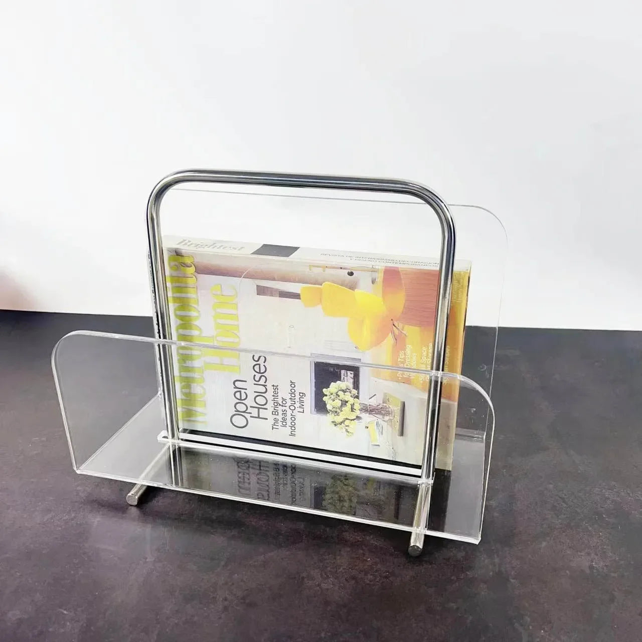 Eleganter Bücher- und Magazinhalter aus Metall und Acryl für eine stilvolle und ordentliche Aufbewahrung von Büchern, Zeitschriften und Dokumenten. Das minimalistische Design passt perfekt ins Homeoffice oder Wohnzimmer und sorgt für mehr Übersicht auf dem Schreibtisch. Robust, langlebig und dekorativ – ideal für moderne Arbeits- und Wohnbereiche.