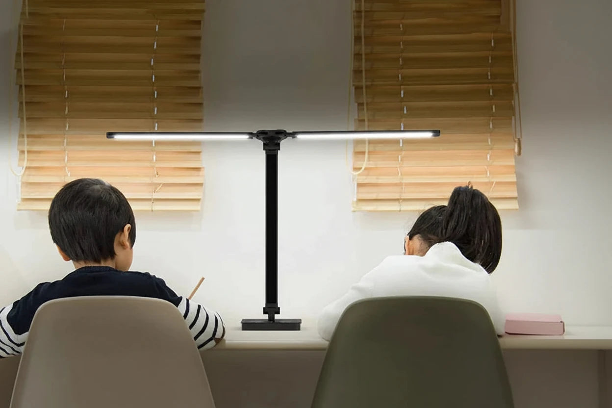 Dual-Head LED Schreibtischlampe mit flexiblem 180° Schwenkarm, 5 Farbmodi und 10 Helligkeitsstufen für optimale Arbeitsplatzbeleuchtung. Augenschonendes Licht, Touch-Steuerung und USB-Ladeports – ideal für Büro, Homeoffice, Studium oder Lesen.
