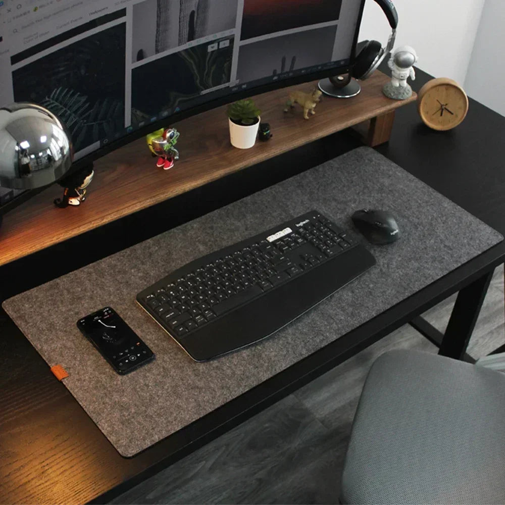 Große Filz-Schreibtischunterlage aus hochwertigem Wollfilz als Mauspad und Tischschutz. Rutschfeste, langlebige Oberfläche für Laptop, Tastatur und Maus – ideal für Büro, Homeoffice oder Gaming.