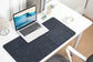 Große Schreibtischunterlage aus Leder – perfektes Setup für dein Home Office
Diese elegante Schreibtischunterlage aus Kunstleder kombiniert Schutz, Komfort und modernes Design. Die glatte Oberfläche ermöglicht präzise Mausbewegungen und ein angenehmes Schreibgefühl, während sie deinen Schreibtisch vor Abnutzung schützt. Perfekt für ein stilvolles und produktives Home Office.
